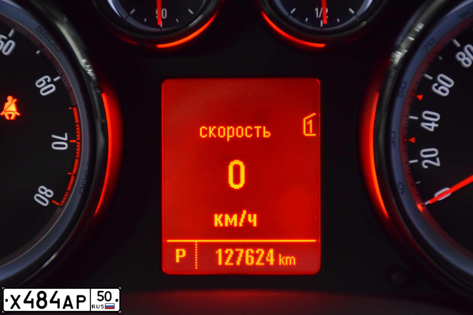 Фото автомобиля OPEL ASTRA, 2013 — госномер Н785ЕХ550. Цвет: Белый