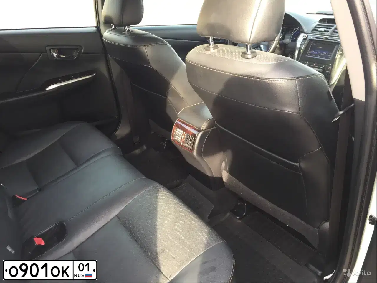 Фото автомобиля TOYOTA CAMRY, 2015 — госномер О901ОК01. Цвет: БЕЛЫЙ ПЕРЛАМУТР