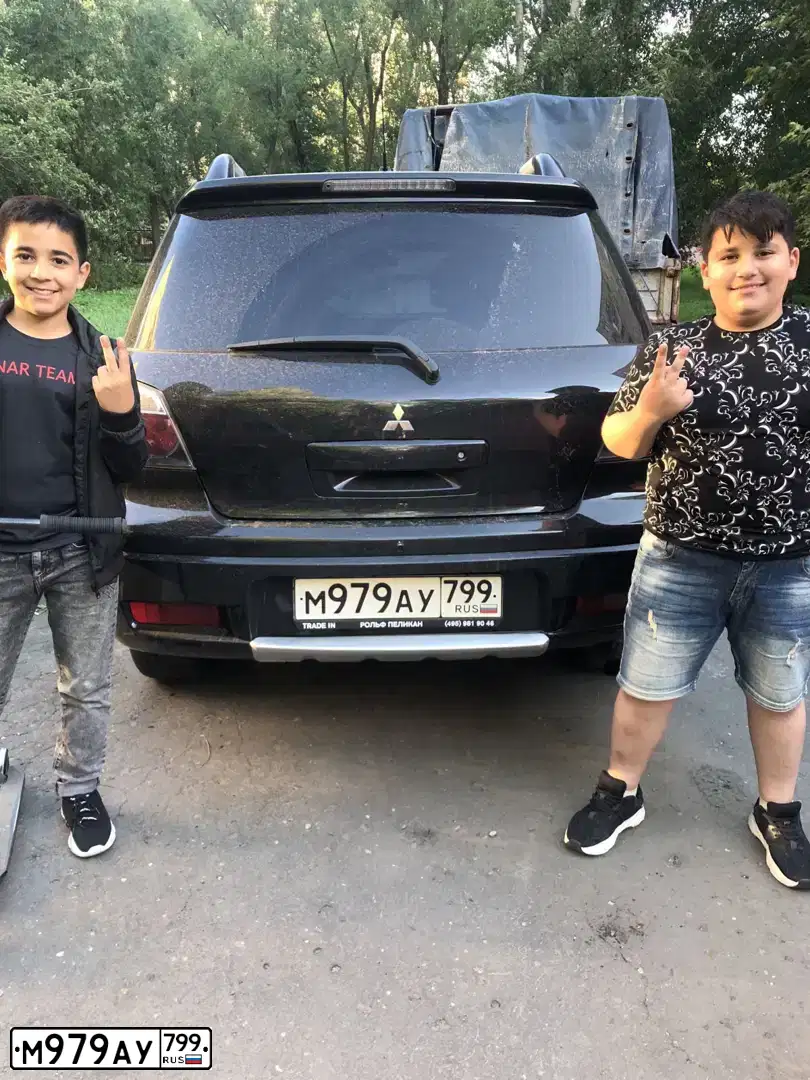 Фото автомобиля MITSUBISHI OUTLANDER, 2005 — госномер М979АУ799. Цвет: ЧЕРНЫЙ