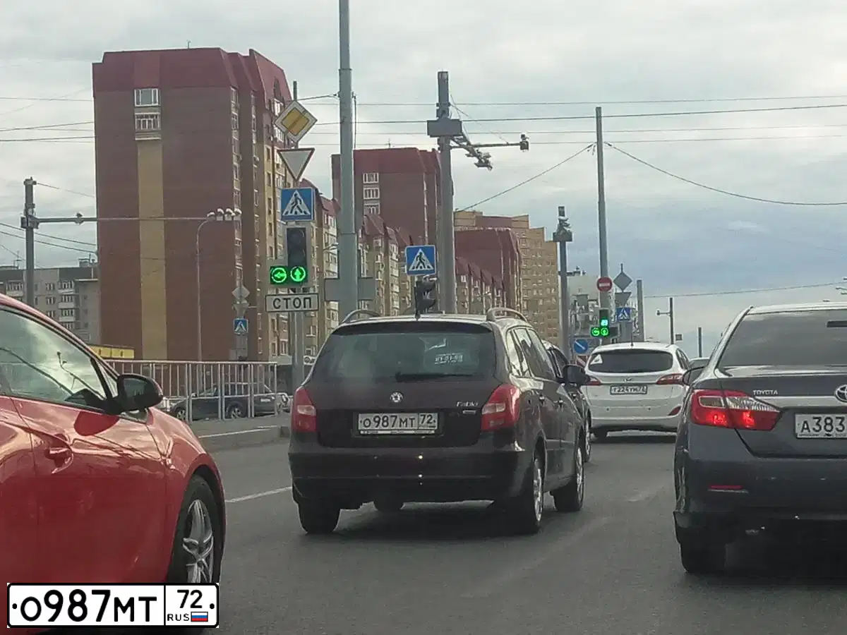Фото автомобиля SKODA FABIA, 2012 — госномер О987МТ72. Цвет: ТЕМНО-БОРДОВЫЙ