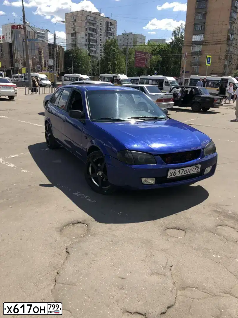 Фото автомобиля MAZDA 323, 1998 — госномер Х617ОН799. Цвет: СИНИЙ