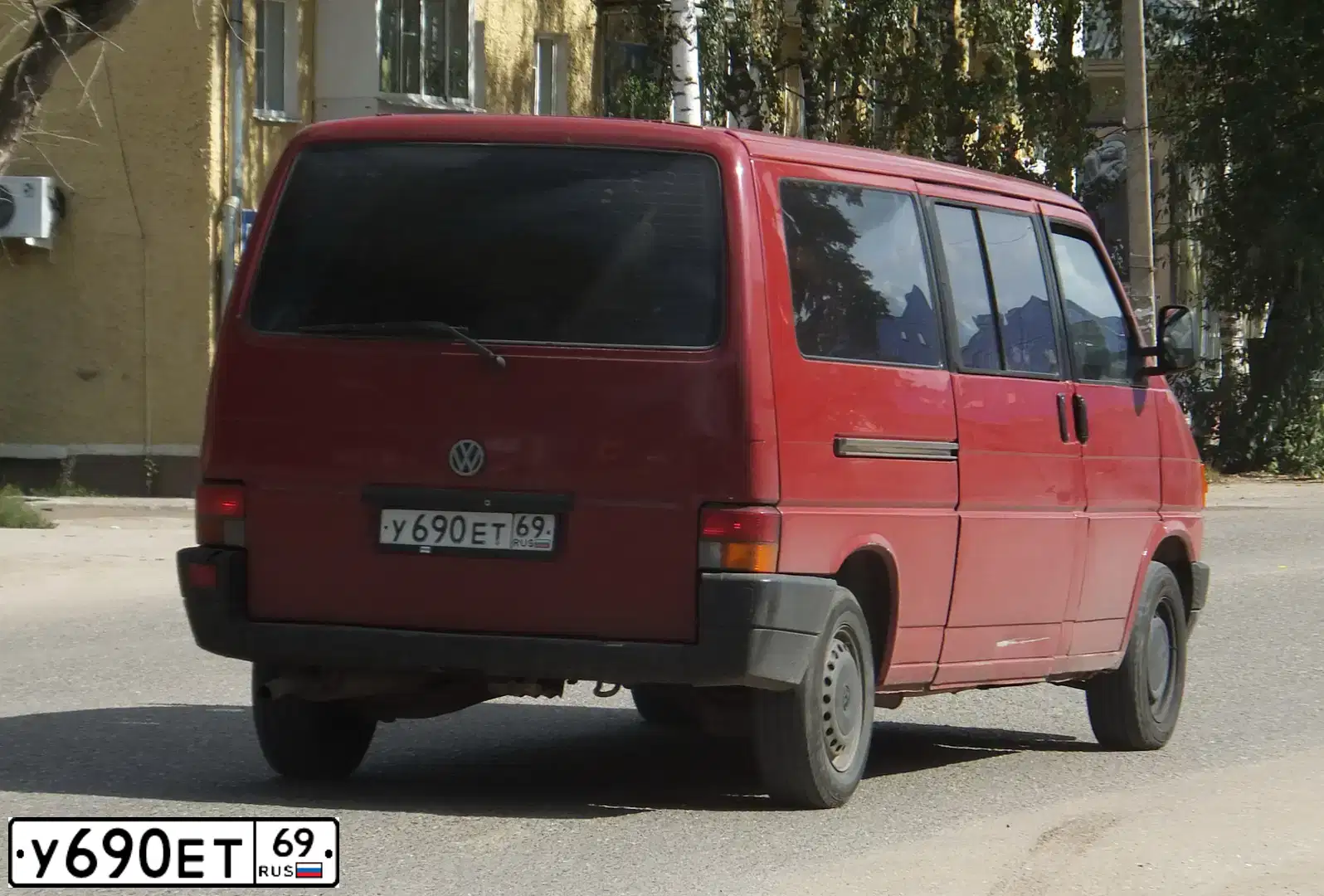 Фото автомобиля VOLKSWAGEN CARAVELLE, 1995 — госномер У690ЕТ69. Цвет: Красный