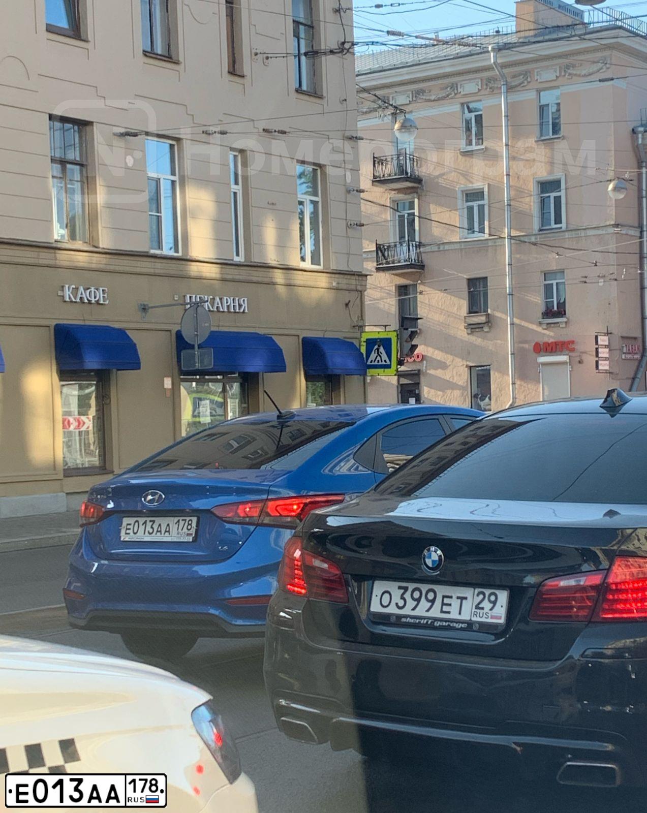 Фото автомобиля HYUNDAI SOLARIS, 2017 — госномер Е013АА178. Цвет: синий