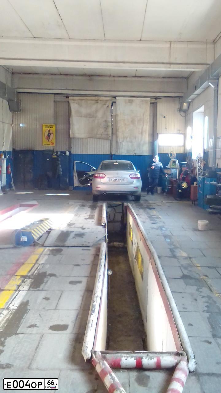 Фото автомобиля VOLKSWAGEN PASSAT, 1989 — госномер Е004ОР96. Цвет: Белый