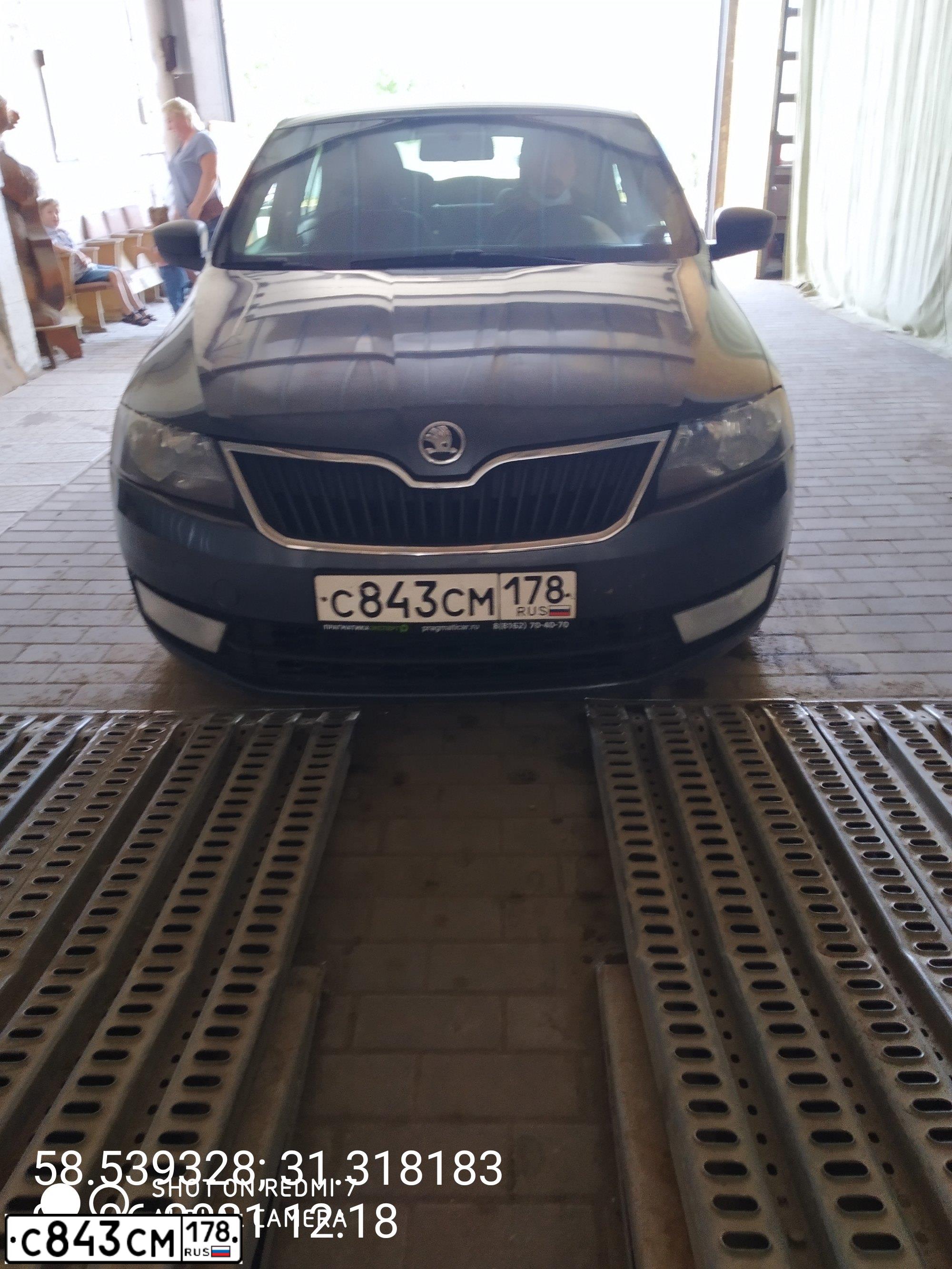 Фото автомобиля SKODA RAPID, 2014 — госномер Е593ХР53. Цвет: ТЕМНО-СЕРЫЙ