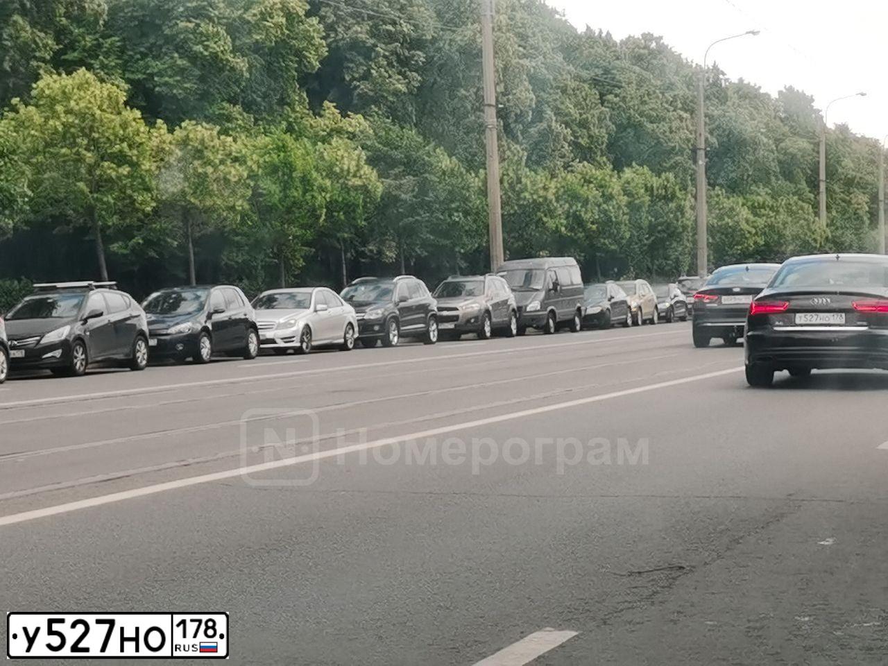 Фото автомобиля LANDROVER RANGE ROVER EVOQUE, 2011 — госномер О553ОС98. Цвет: ЯРКО-БЕЛЫЙ