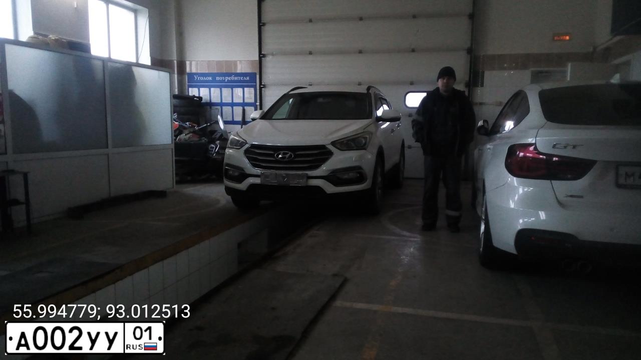 Фото автомобиля HYUNDAI SANTA FE, 2010 — госномер А002УУ01. Цвет: БЕЛЫЙ