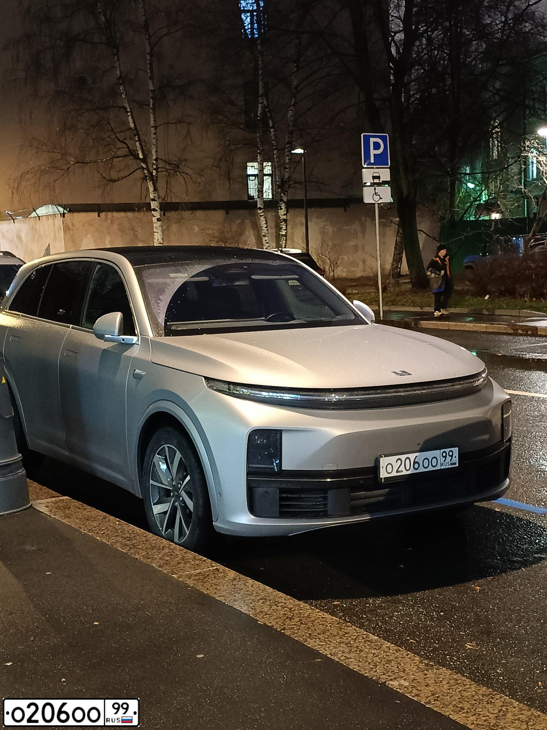Фото автомобиля VOLKSWAGEN MULTIVAN, 2000 — госномер О206ОО99. Цвет: СИНИЙ (ТЕМНО-СИНИЙ)