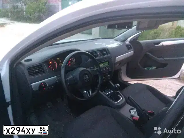 Фото автомобиля VOLKSWAGEN JETTA, 2012 — госномер Х294ХУ86. Цвет: Белый