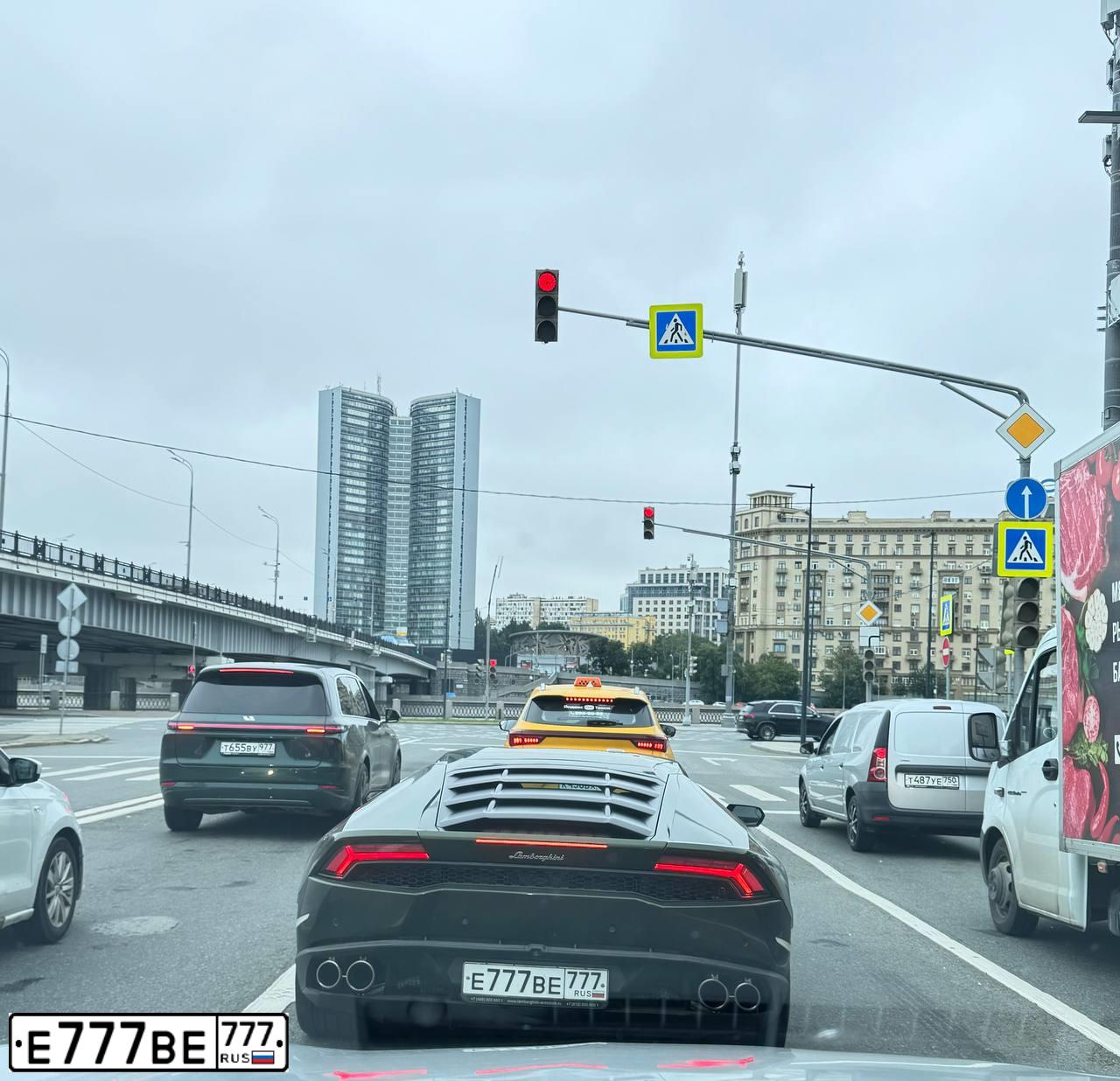 Фото автомобиля LAMBORGHINI HURACAN, 2014 — госномер Е777ВЕ777. Цвет: ЗЕЛЕНЫЙ