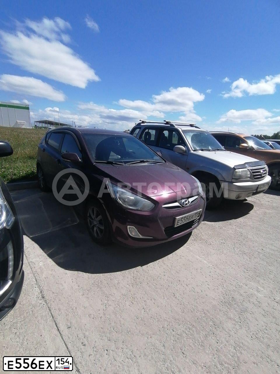 Фото автомобиля HYUNDAI SOLARIS, 2012 — госномер Е556ЕХ154. Цвет: ФИОЛЕТОВЫЙ