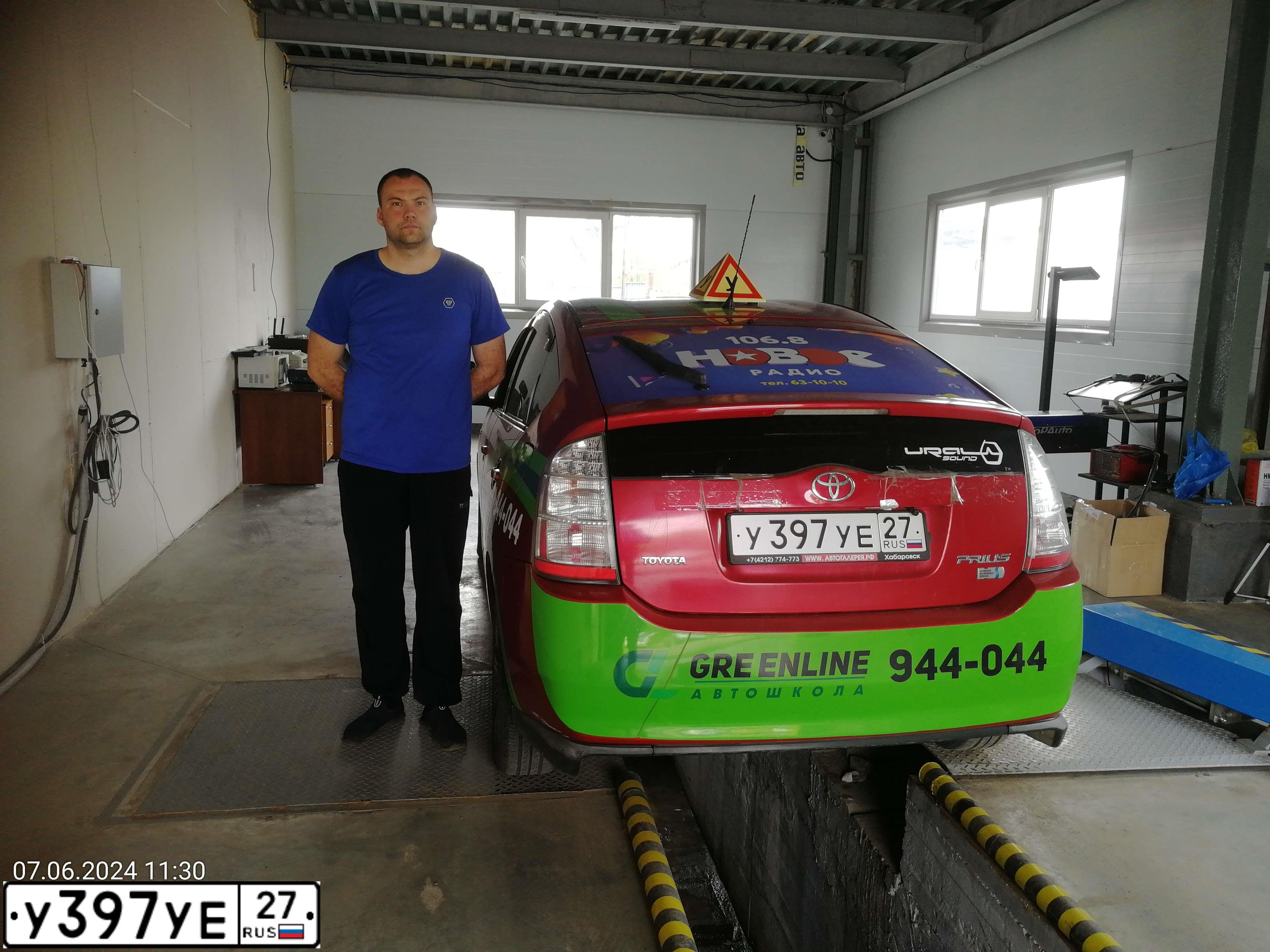 Фото автомобиля TOYOTA PRIUS, 2008 — госномер У397УЕ27. Цвет: Красный