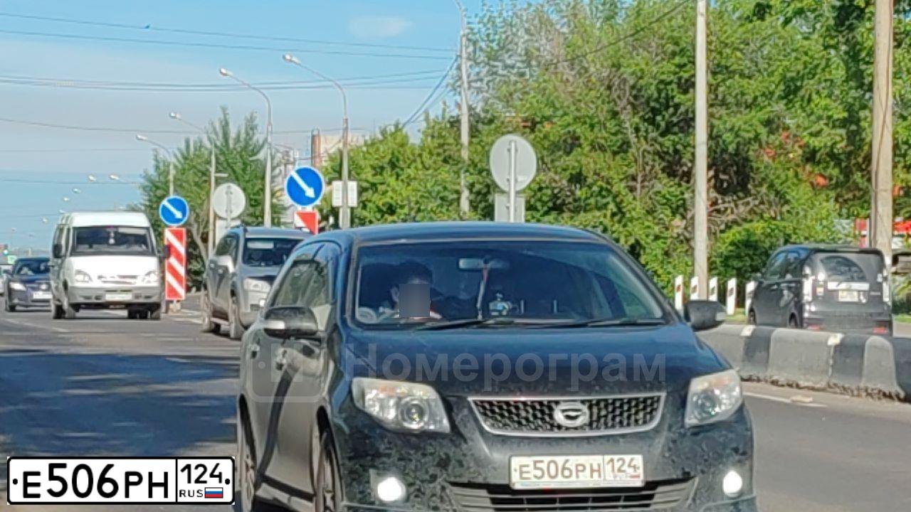 Фото автомобиля TOYOTA COROLLA FIELDER TOYOTA COROLLA FIELDER, 2010 — госномер Е506РН124. Цвет: Черный