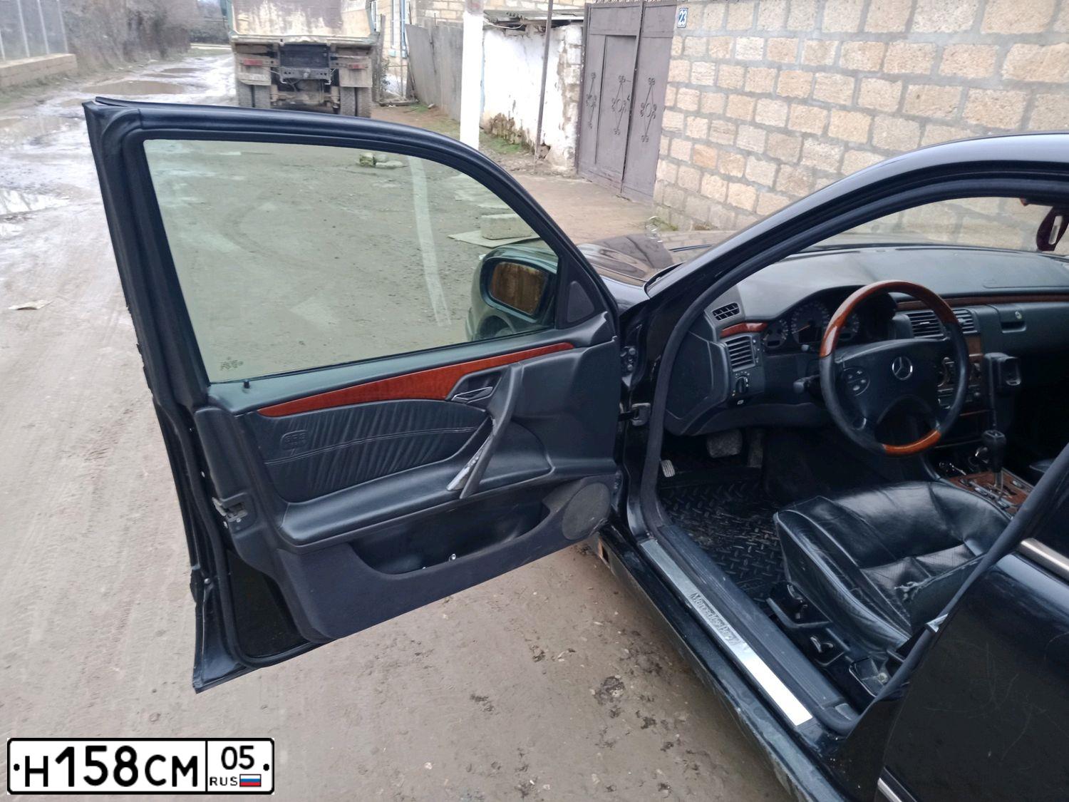 Фото автомобиля MERCEDES E-KLASSE, 2000 — госномер К727ТТ05. Цвет: ЧЕРНЫЙ