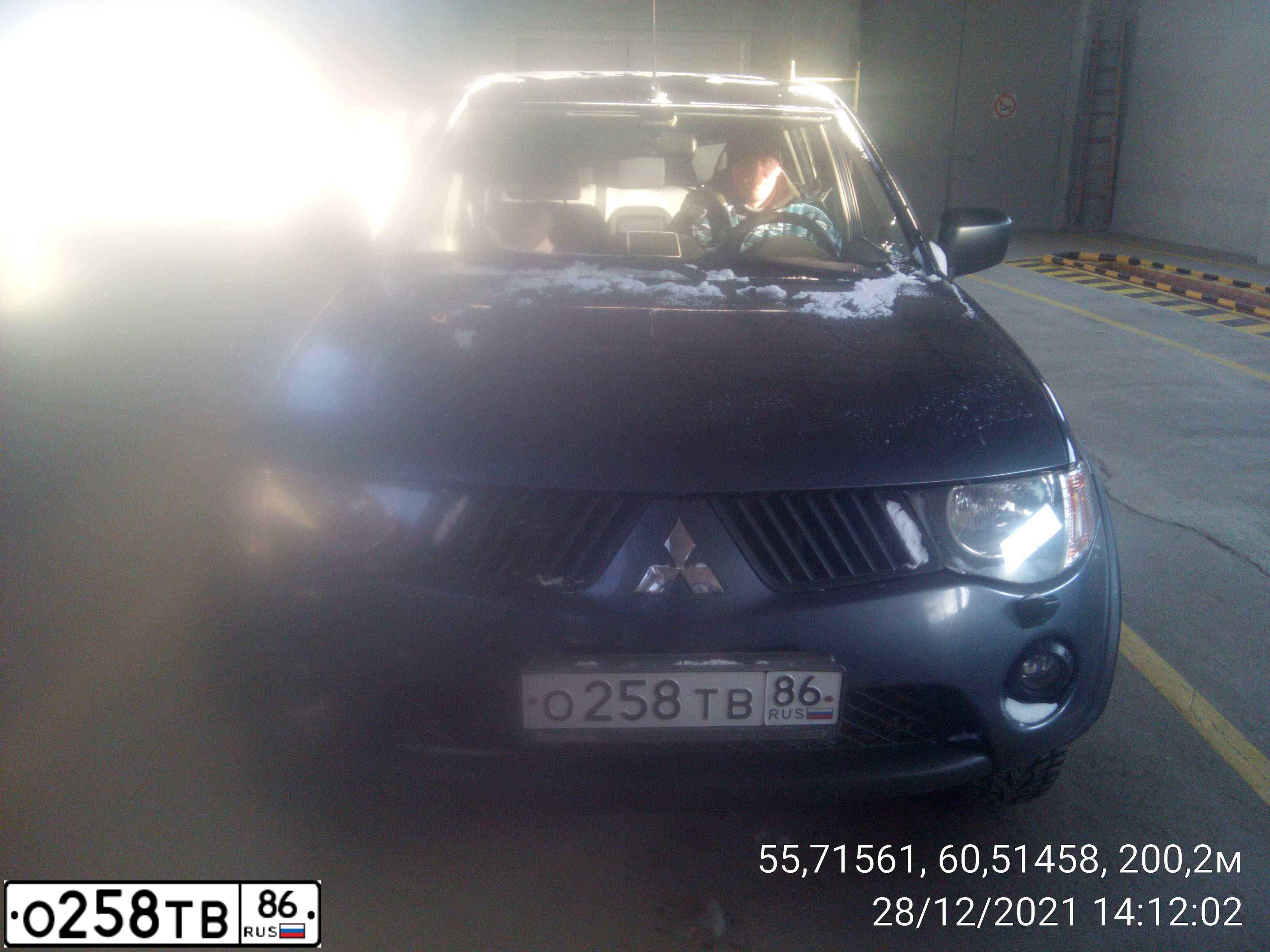 Фото автомобиля MITSUBISHI L 200, 2008 — госномер О129АТ774. Цвет: ТЕМНО-СЕРЫЙ