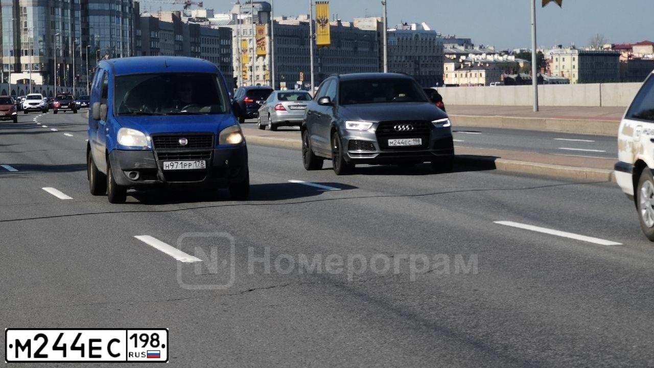 Фото автомобиля AUDI Q3, 2018 — госномер М244ЕС198. Цвет: ТЕМНО-СЕРЫЙ