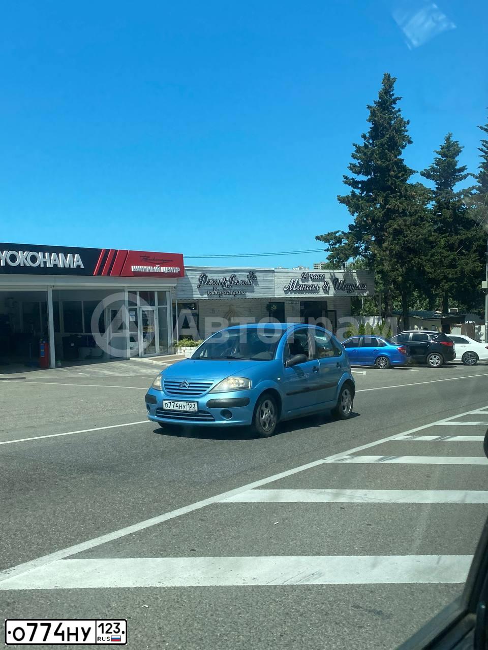 Фото автомобиля CITROEN C3, 2005 — госномер В015ХЕ97. Цвет: голубой