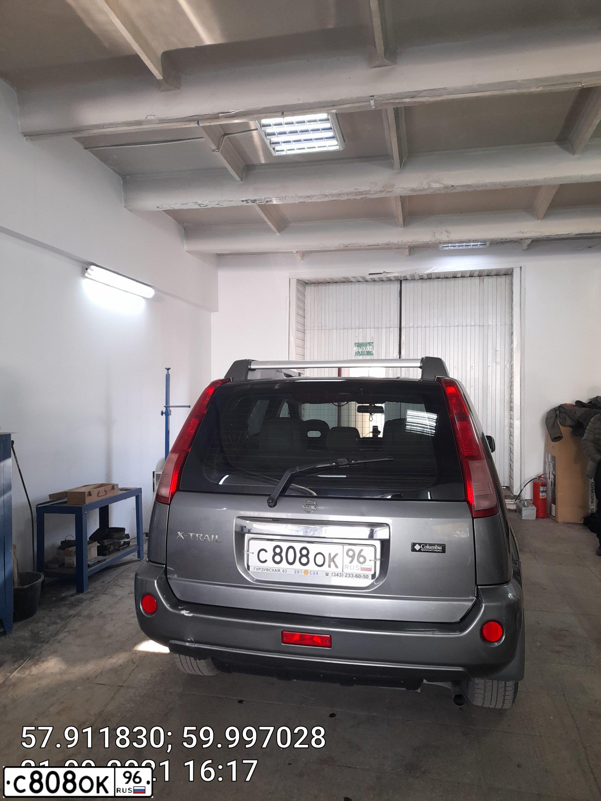 Фото автомобиля NISSAN X-TRAIL, 2006 — госномер С806ОК96. Цвет: СЕРЫЙ