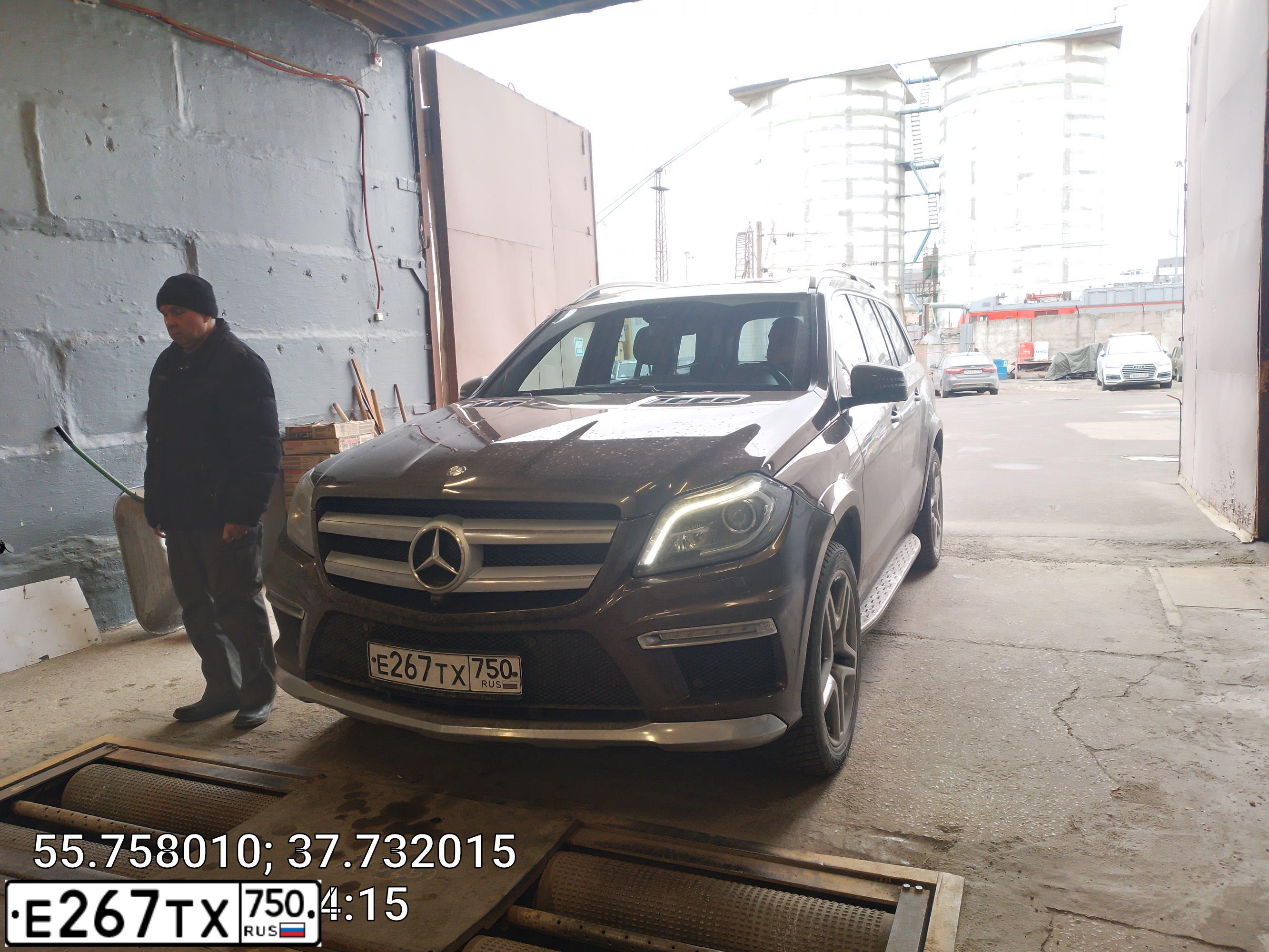 Фото автомобиля MERCEDES GL-KLASSE, 2015 — госномер О764ЕС977. Цвет: Коричневый