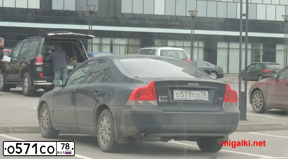 Фото автомобиля VOLVO S60, 2003 — госномер О571СО78. Цвет: ТЕМНО-СИНИЙ