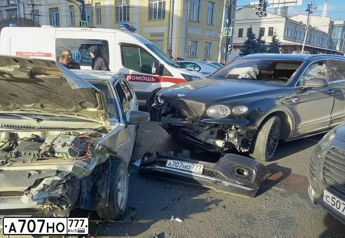 Фото автомобиля LADA 2109 SAMARA, 2004 — госномер Т707ТР777. Цвет: ЗЕЛЕНЫЙ ТЕМНЫЙ