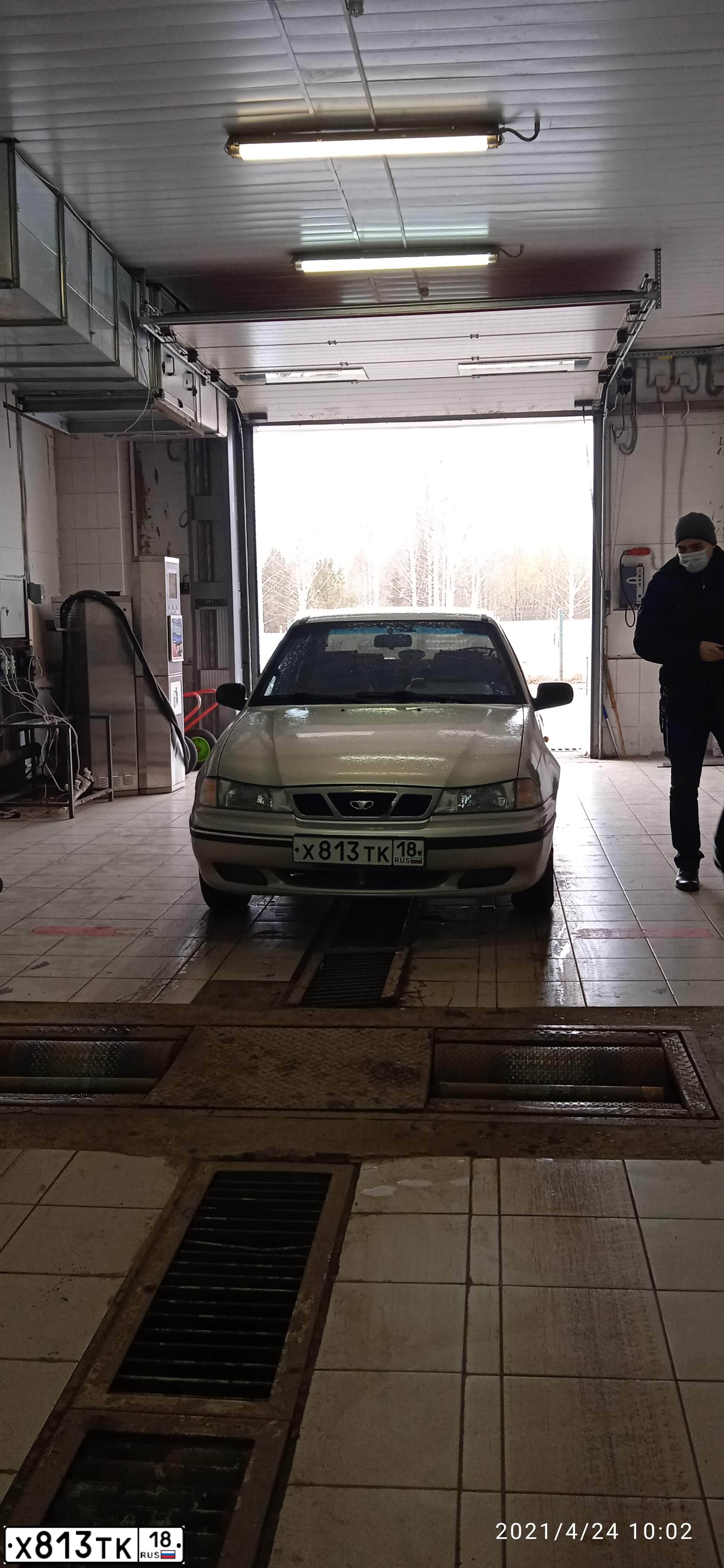 Фото автомобиля DAEWOO NEXIA, 2005 — госномер Х813ТК18. Цвет: ПЕРЛАМУТРОВО-СЕРЕБРИСТЫЙ