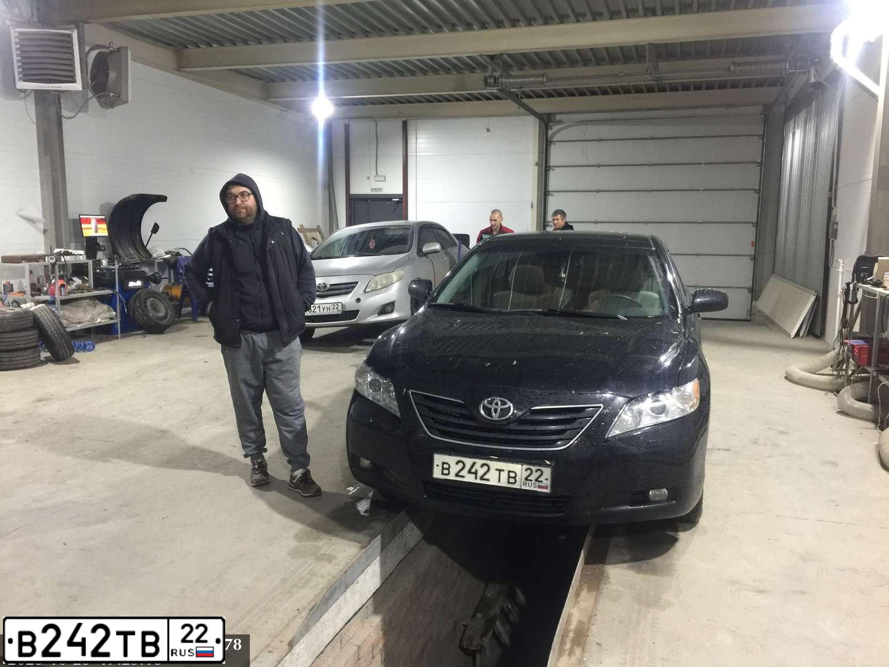 Фото автомобиля TOYOTA CAMRY, 2007 — госномер В242ТВ22. Цвет: ЧЕРНЫЙ