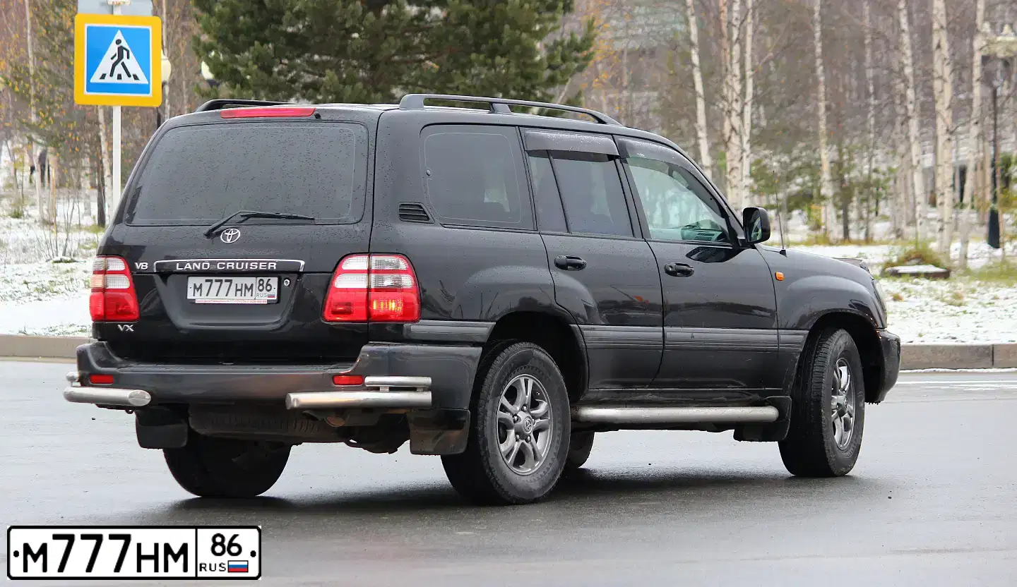 Фото автомобиля TOYOTA LANDCRUISER, 2003 — госномер М777НМ86. Цвет: ЧЕРНЫЙ