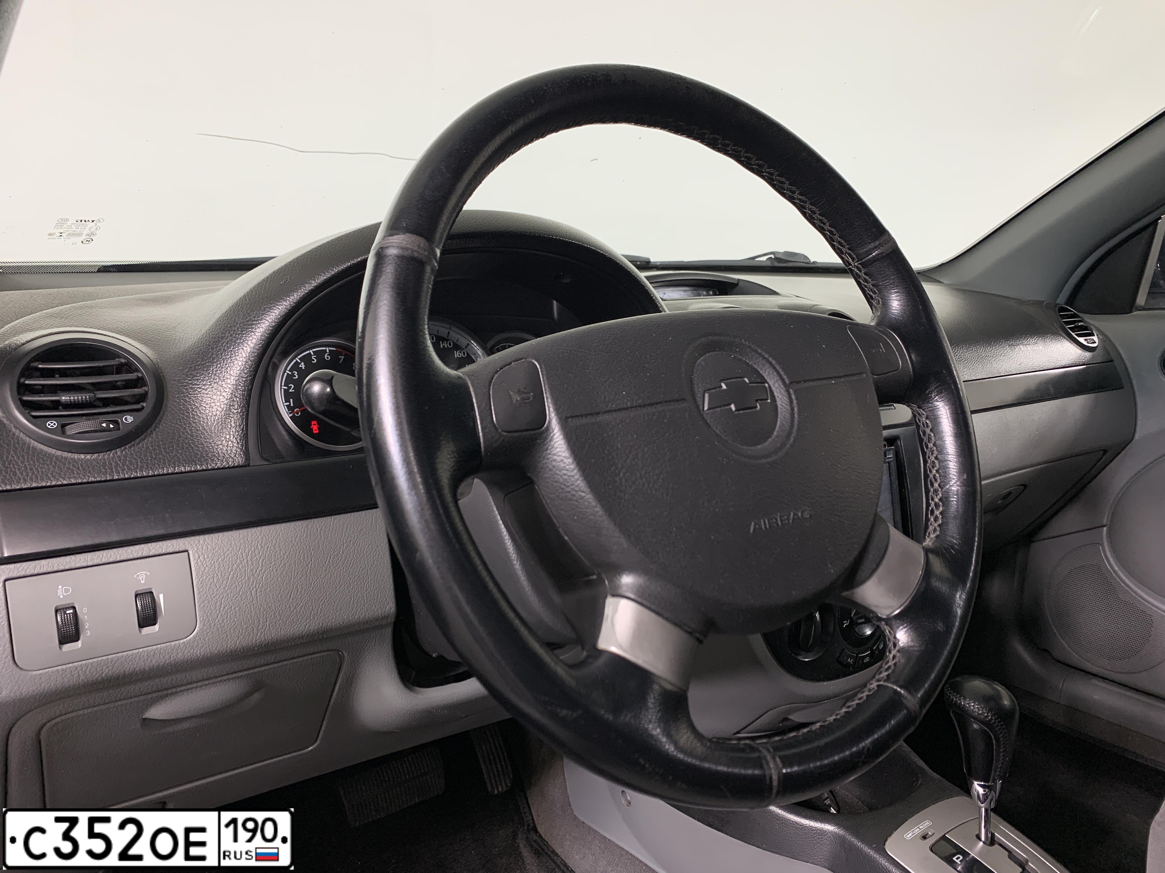 Фото автомобиля CHEVROLET LACETTI, 2008 — госномер С352ОЕ190. Цвет: ЧЕРНЫЙ