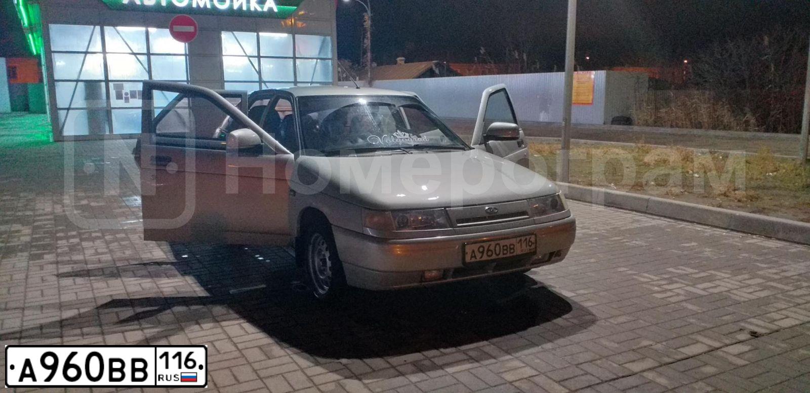 Фото автомобиля LADA 2112, 2004 — госномер А960ВВ116. Цвет: МОЛОЧНО-БЕЛЫЙ СЕРЕБРИСТЫЙ