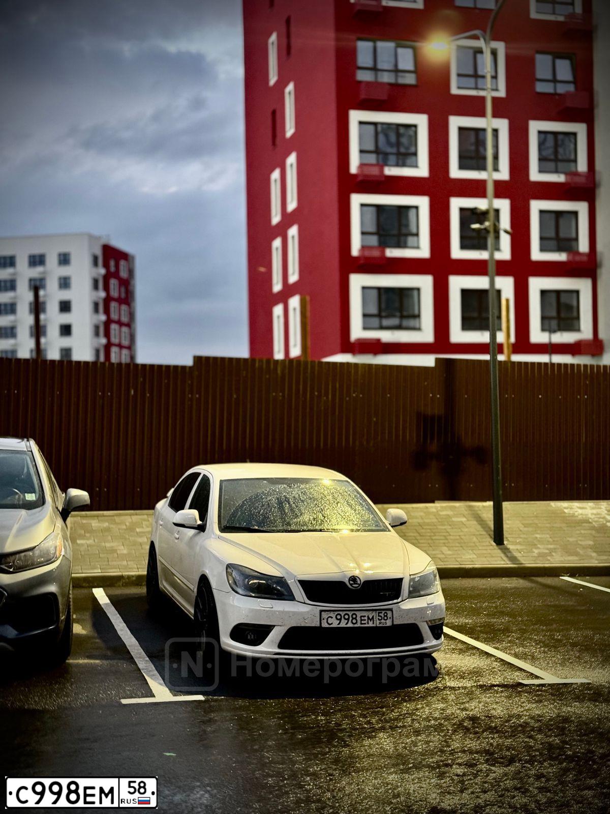 Фото автомобиля SKODA OCTAVIA, 2010 — госномер А373КА550. Цвет: Белый