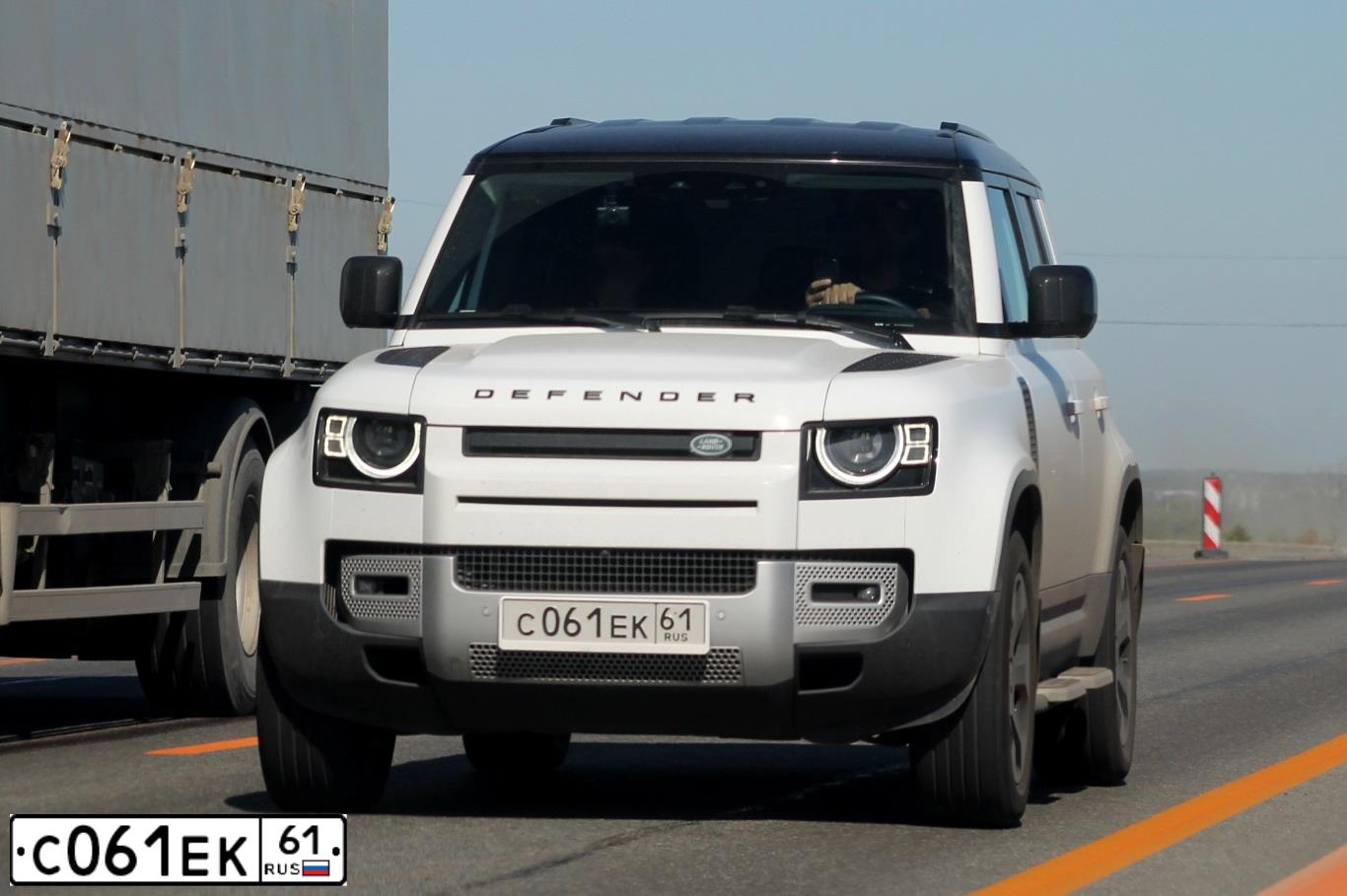 Фото автомобиля LAND-ROVER LAND ROVER DEFENDER, 2020 — госномер С061ЕК61. Цвет: Белый