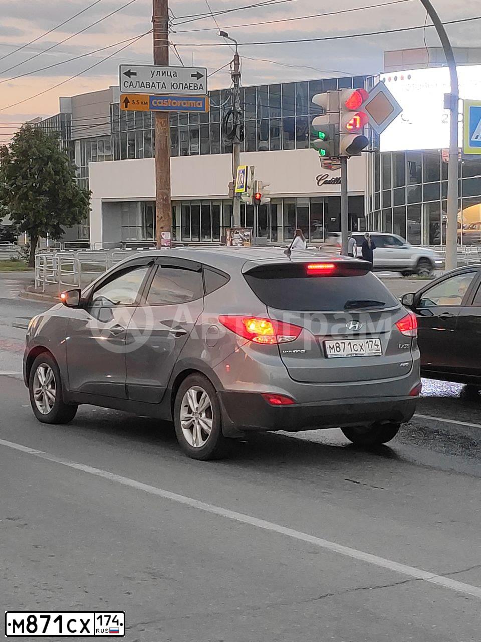 Фото автомобиля HYUNDAI IX35, 2013 — госномер М871СХ174. Цвет: СЕРЫЙ