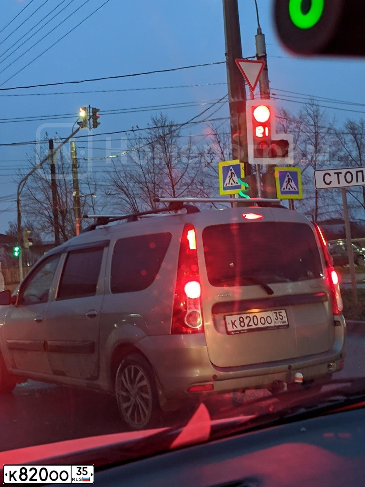Фото автомобиля LADA LARGUS, 2017 — госномер Е381ТХ35. Цвет: СЕРО-БЕЖЕВЫЙ