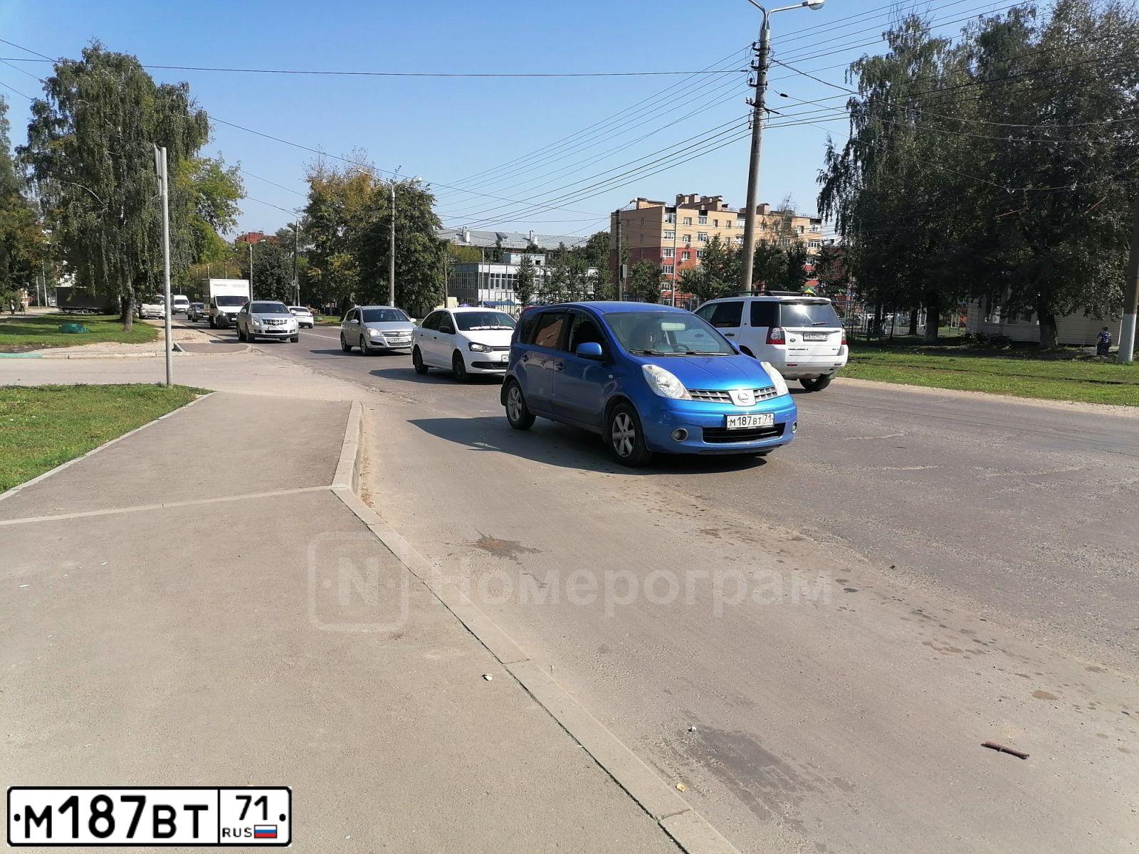 Фото автомобиля NISSAN NOTE, 2007 — госномер М187ВТ71. Цвет: ЯРКО-СИНИЙ