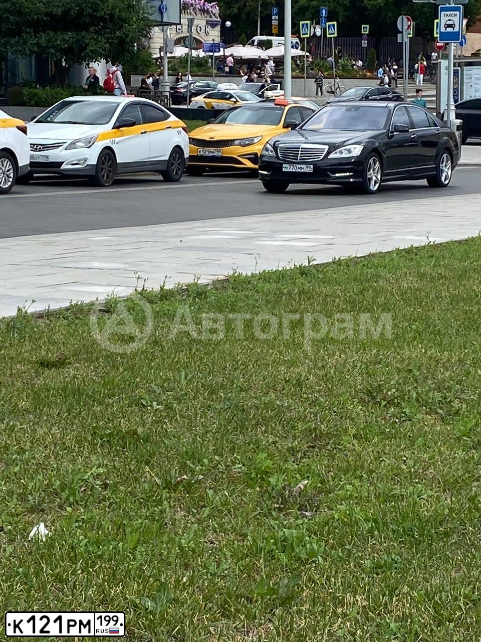 Фото автомобиля CHRYSLER SERIE 300, 2004 — госномер К121РМ199. Цвет: КРАСНО-МАЛИНОВЫЙ