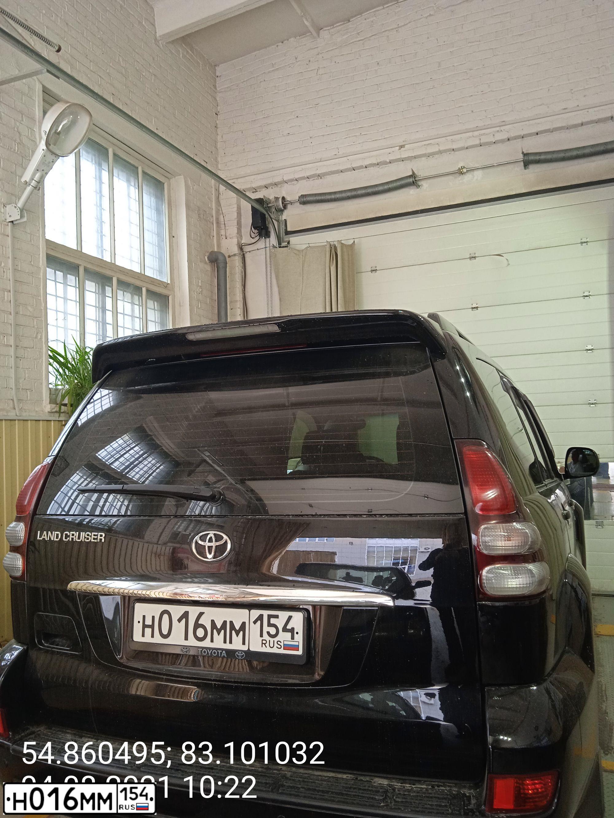 Фото автомобиля TOYOTA LANDCRUISER, 2007 — госномер Н016ММ154. Цвет: ЧЕРНЫЙ