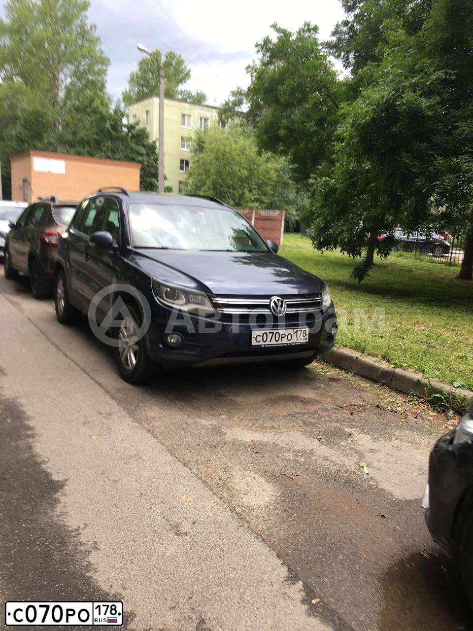 Фото автомобиля VOLKSWAGEN TIGUAN, 2014 — госномер С070РО178. Цвет: ТЕМНО СИНИЙ