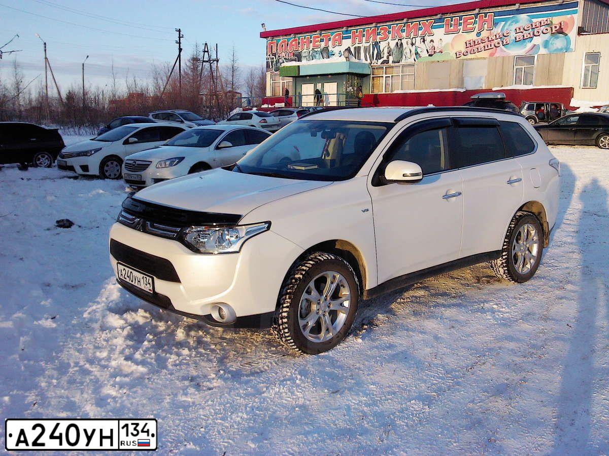 Фото автомобиля MITSUBISHI OUTLANDER, 2014 — госномер В186СТ89. Цвет: БЕЛЫЙ