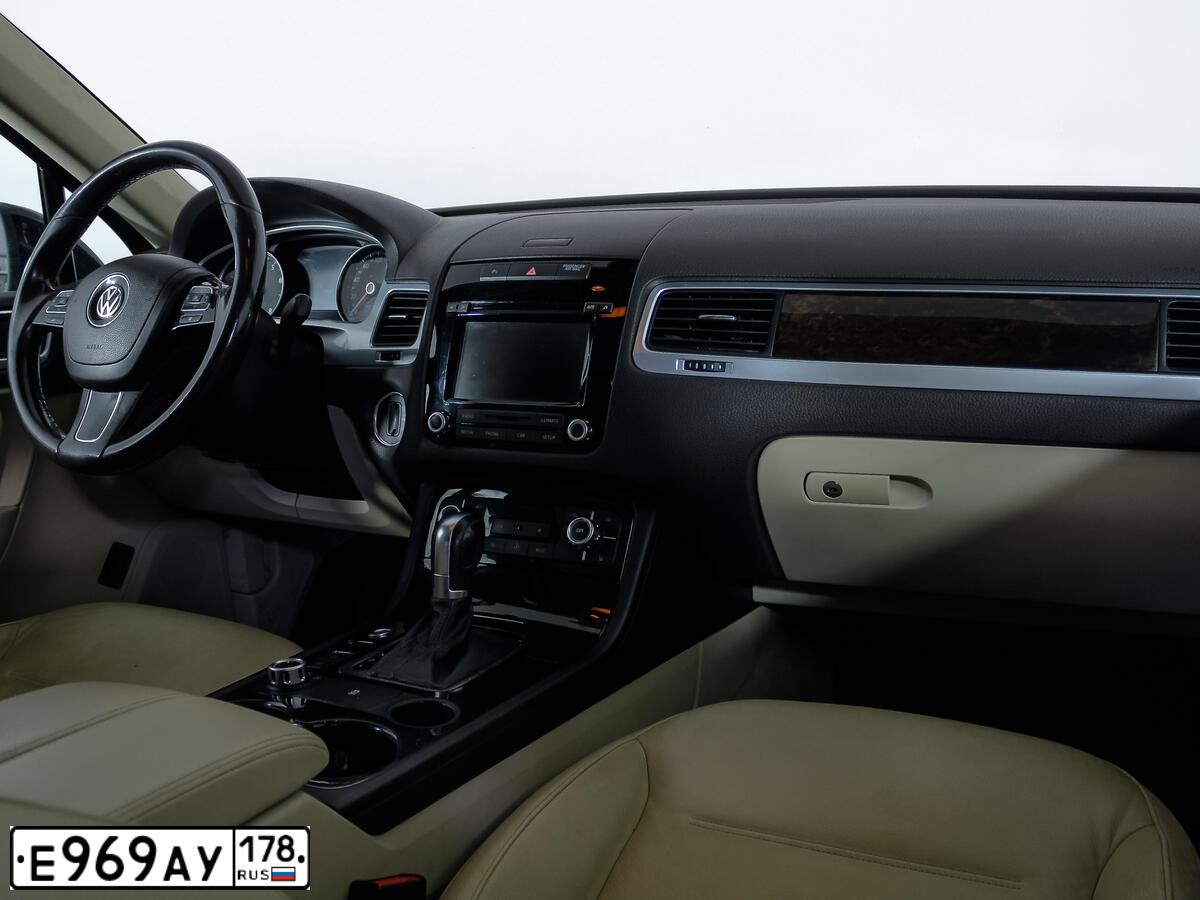 Фото автомобиля VOLKSWAGEN TOUAREG, 2011 — госномер Р173НО142. Цвет: ЧЕРНЫЙ