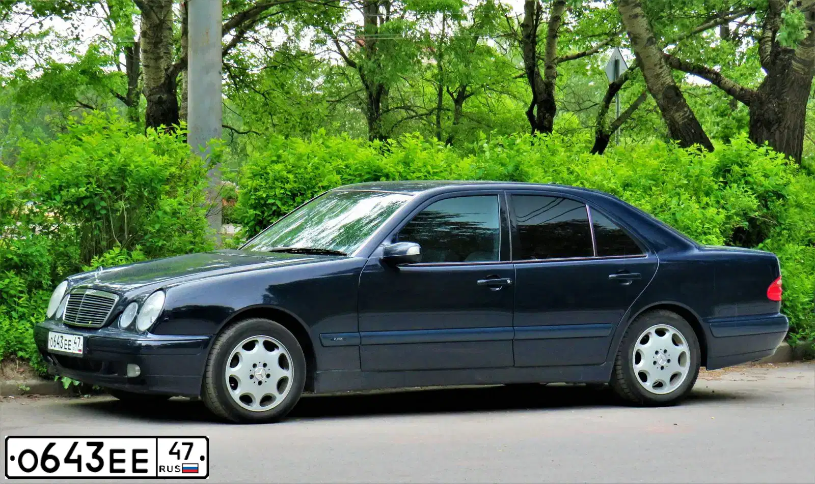 Фото автомобиля MERCEDES E-KLASSE, 1999 — госномер Т118ВА198. Цвет: Темно-синий