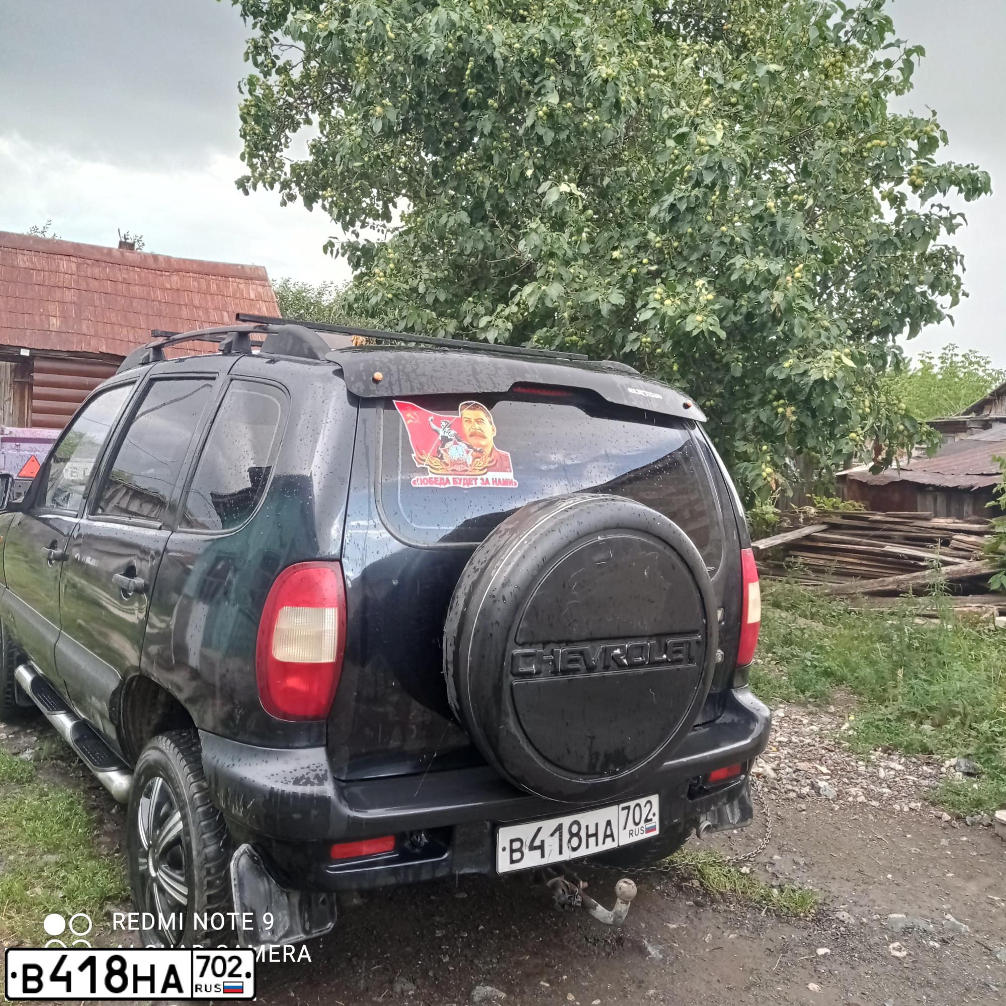 Фото автомобиля CHEVROLET NIVA, 2006 — госномер В418НА702. Цвет: ЧЕРНО-СИНИЙ