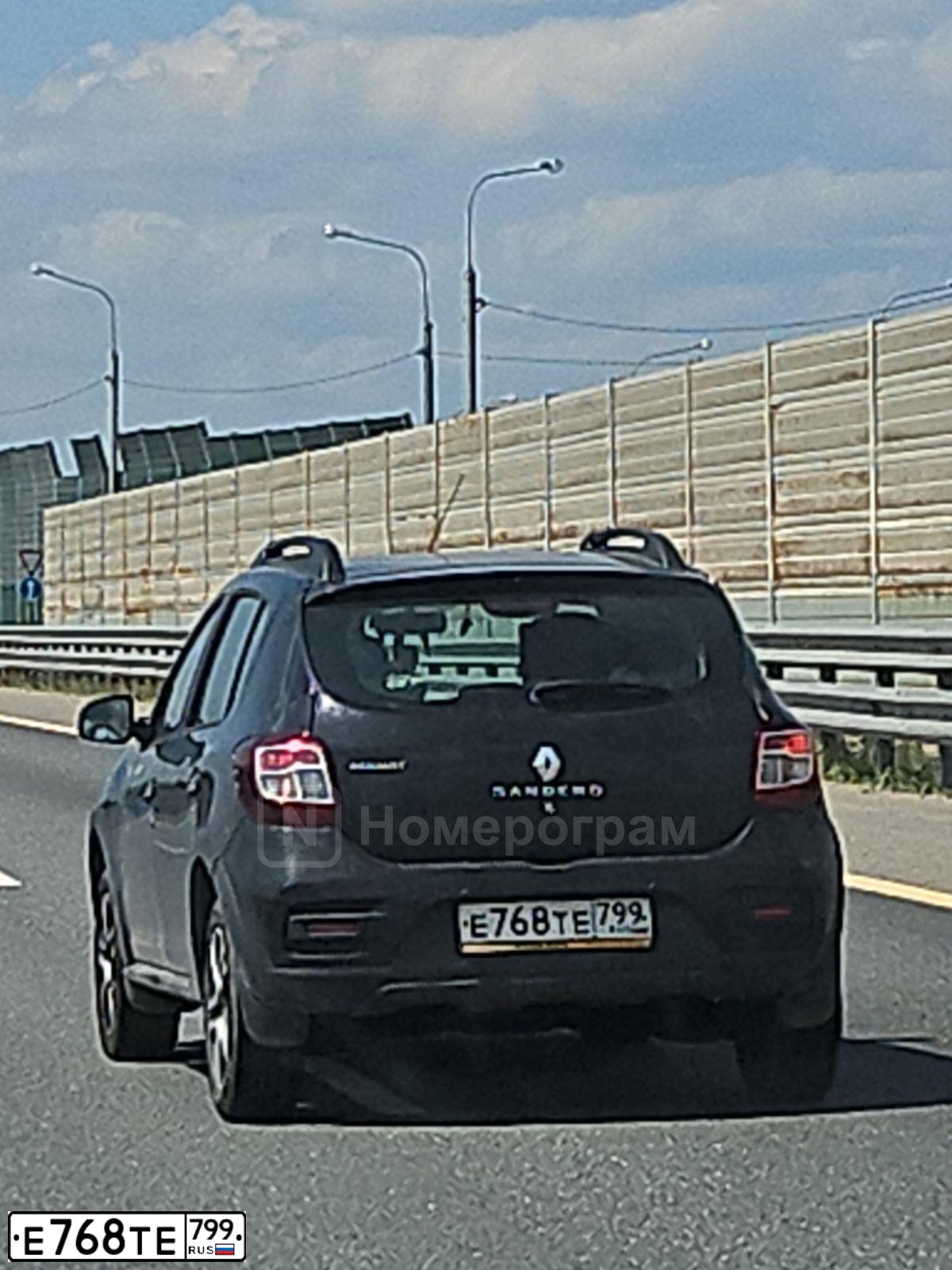 Фото автомобиля RENAULT SANDERO, 2019 — госномер Е768ТЕ799. Цвет: ЧЕРНЫЙ