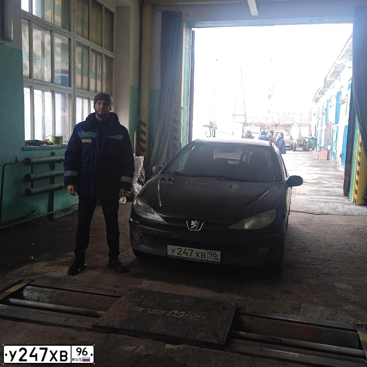 Фото автомобиля PEUGEOT 206, 2007 — госномер Т498ТА196. Цвет: ЧЕРНЫЙ
