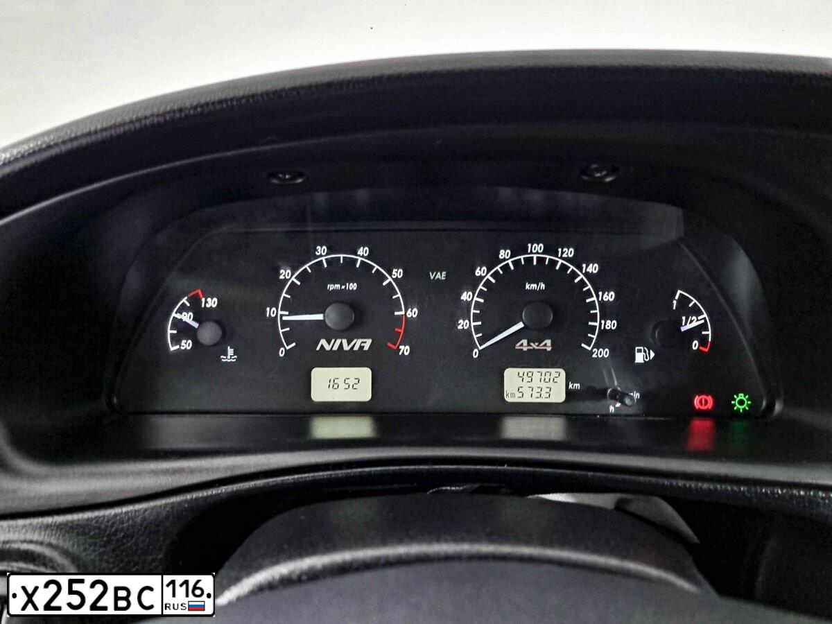 Фото автомобиля CHEVROLET NIVA, 2015 — госномер Х252ВС116. Цвет: Черно-синий металлик