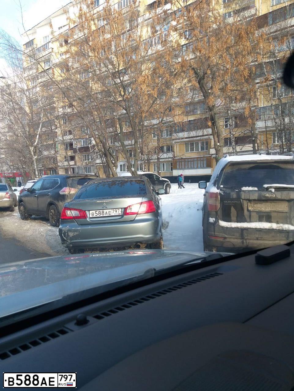 Фото автомобиля MITSUBISHI GALANT, 2008 — госномер В588АЕ797. Цвет: СЕРО-ЗЕЛЕНЫЙ