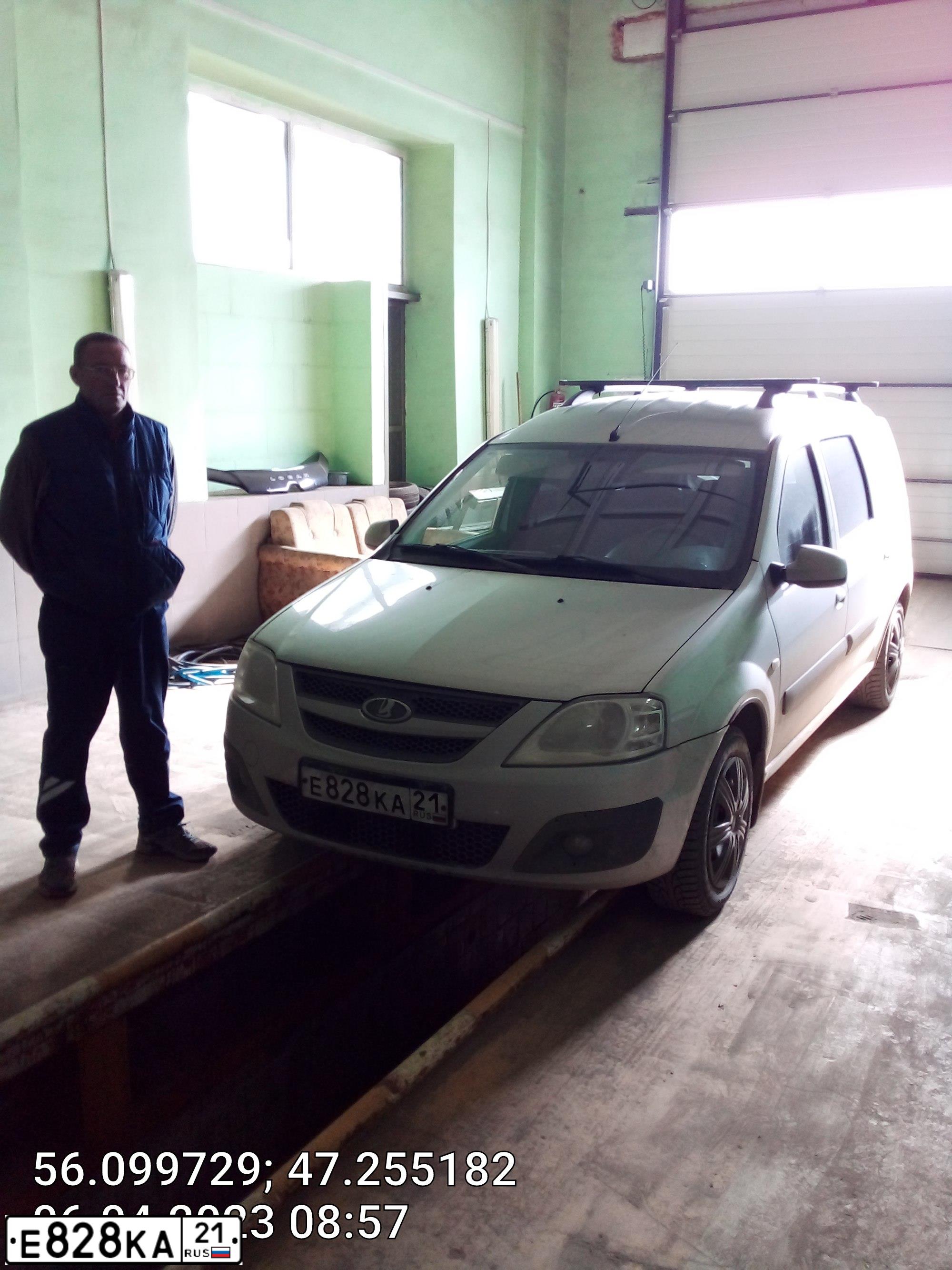 Фото автомобиля LADA LARGUS, 2014 — госномер Е828КА21. Цвет: СЕРЕБРИСТЫЙ
