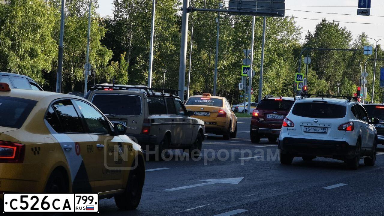 Фото автомобиля VOLVO V70, 2006 — госномер Е728КО177