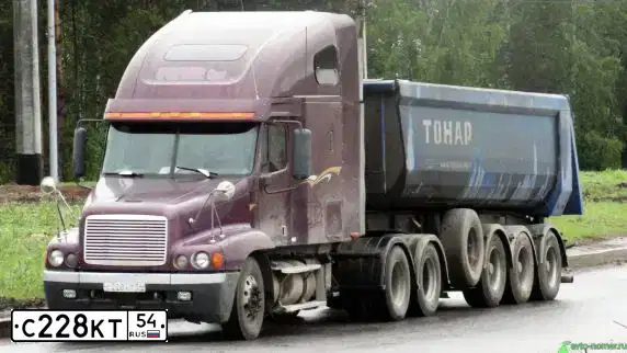 Фото автомобиля FREIGHTLINER CENTURY S/T, 2003 — госномер К775РН70. Цвет: БОРДОВЫЙ