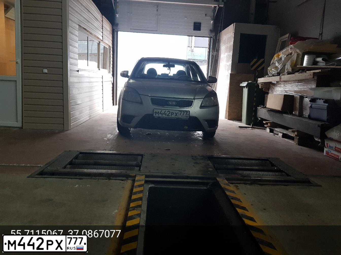 Фото автомобиля KIA RIO, 2011 — госномер М442РХ777. Цвет: Серебристый